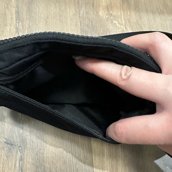 Lululemon Everywhere Belt Bag (1L) - EUC - Picture 3 of 6